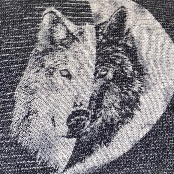 Hollister long sleeve wolf crop top dark blue small (price negotiable) - Picture 3 of 4